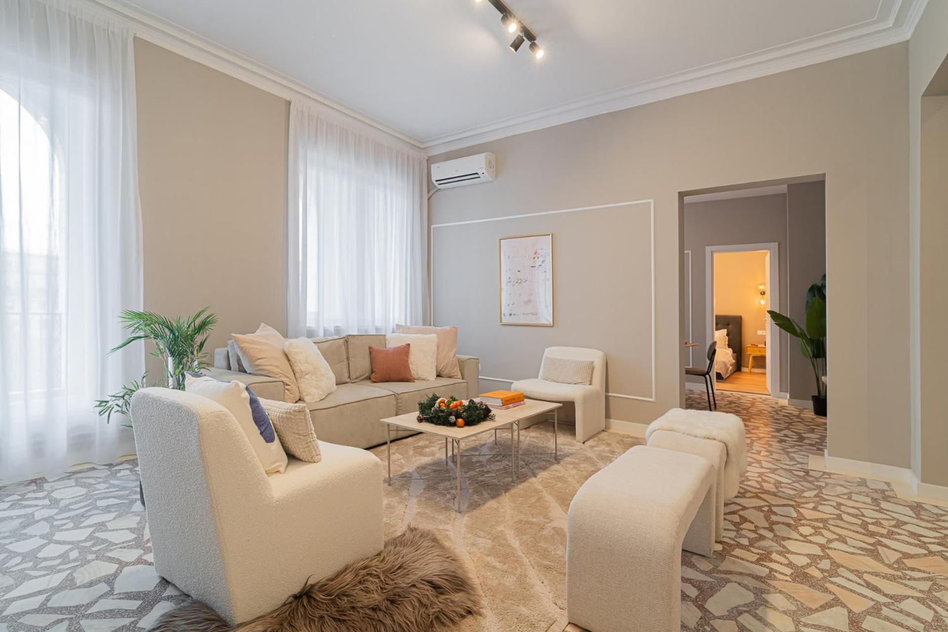 Loggia & Luxe 5Br Penthouse In Universitatii Area Бухарест Экстерьер фото